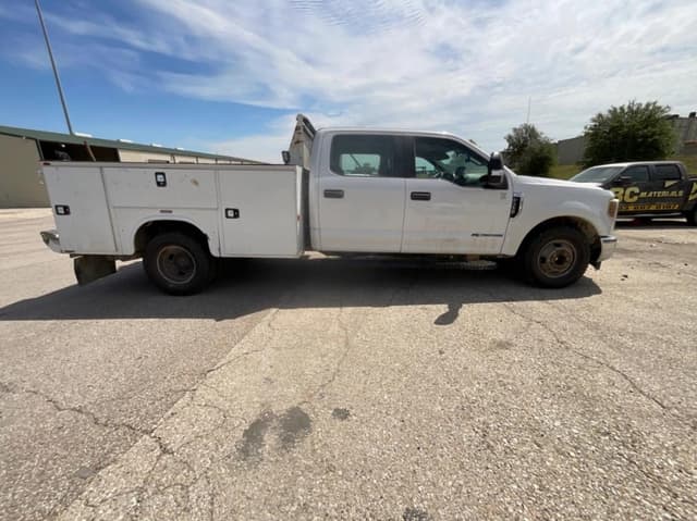Image of Ford F-350 equipment image 2