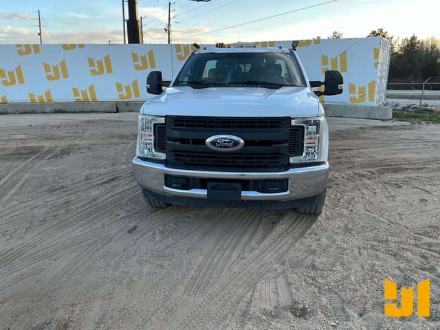 Image of Ford F-350 equipment image 1