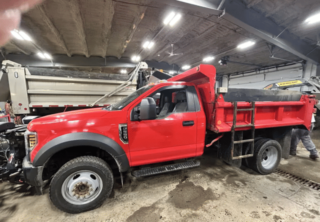 Image of Ford F-550 equipment image 2