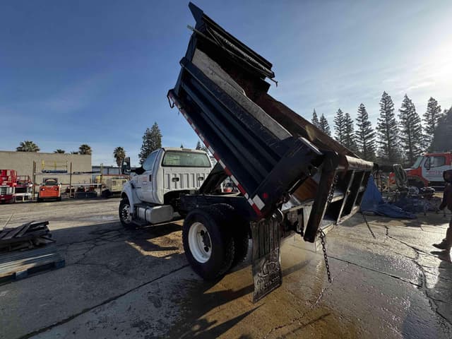 Image of Ford F-750 equipment image 1