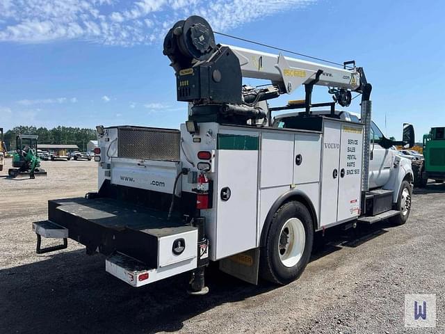 Image of Ford F-750 equipment image 4
