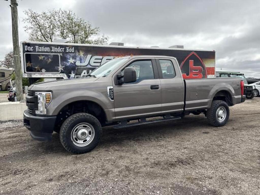 Image of Ford F-250 Primary image