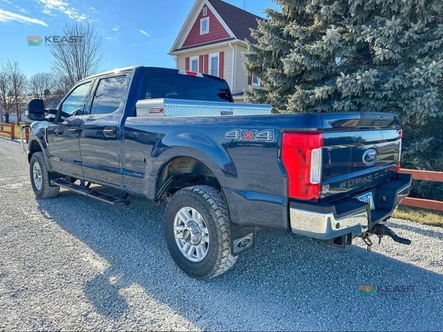 Image of Ford F-350 equipment image 2
