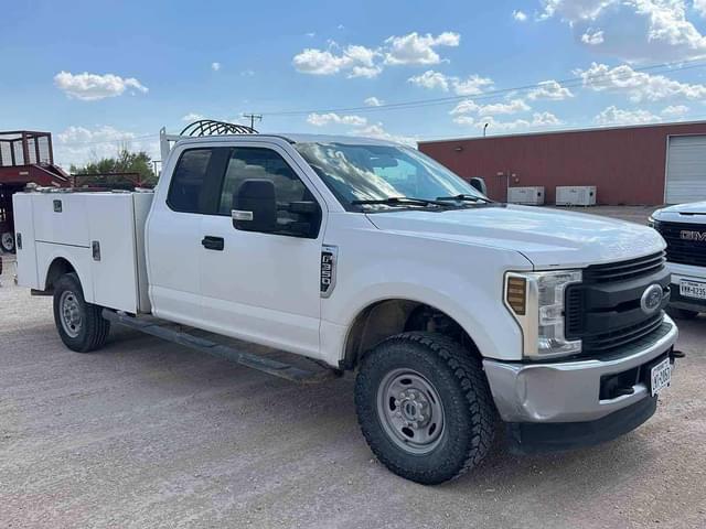 Image of Ford F-350 equipment image 2