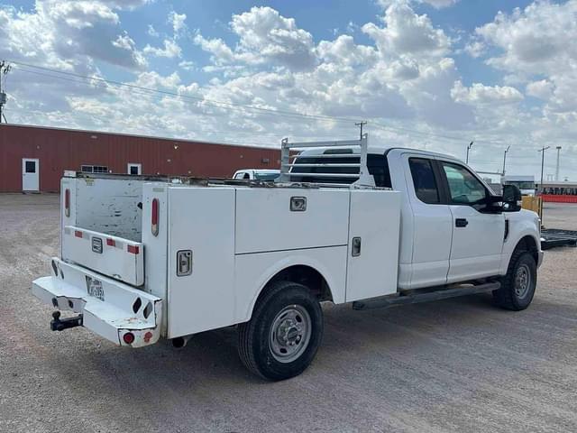 Image of Ford F-350 equipment image 3