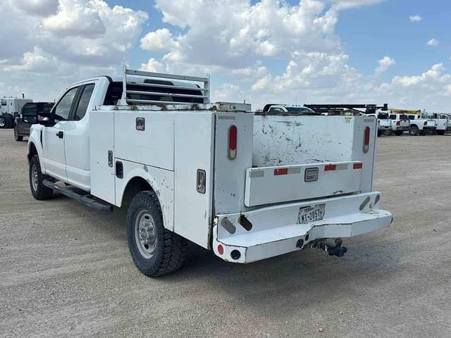 Image of Ford F-350 equipment image 4