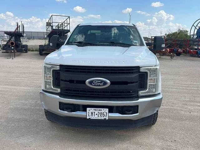 Image of Ford F-350 equipment image 1