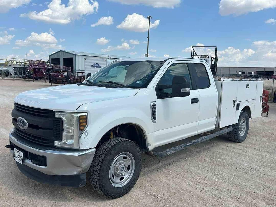 Image of Ford F-350 Primary image