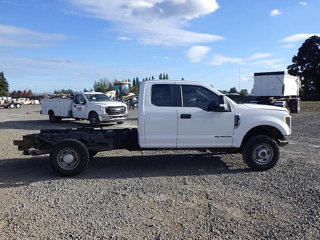 Image of Ford F-350 equipment image 2