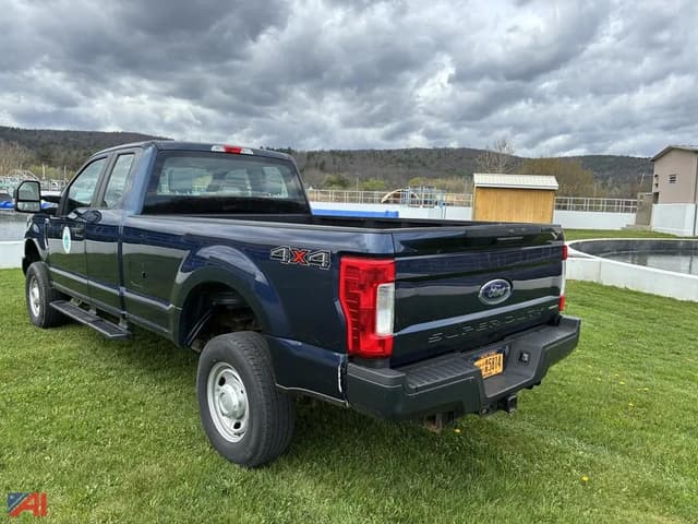 Image of Ford F-350 equipment image 3