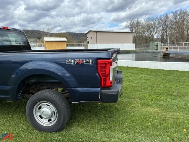 Image of Ford F-350 equipment image 2