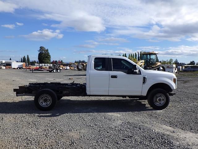 Image of Ford F-350 equipment image 2