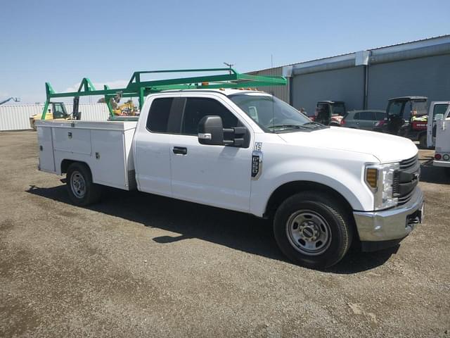 Image of Ford F-350 equipment image 2
