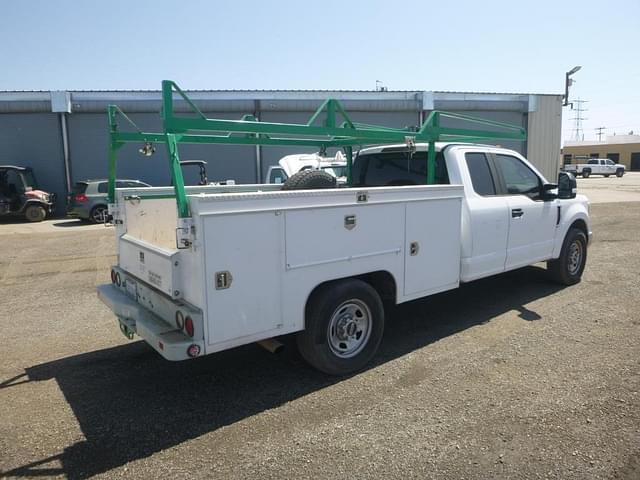 Image of Ford F-350 equipment image 3