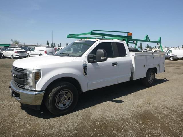 Image of Ford F-350 equipment image 1