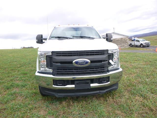 Image of Ford F-350 equipment image 3