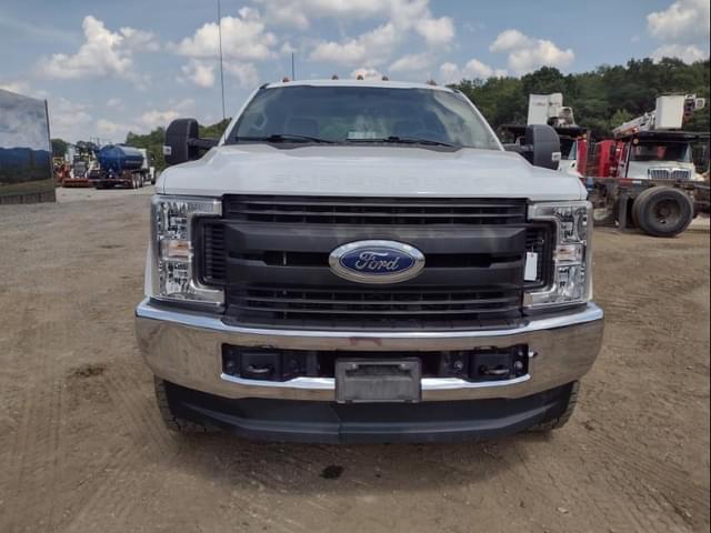 Image of Ford F-350 equipment image 1