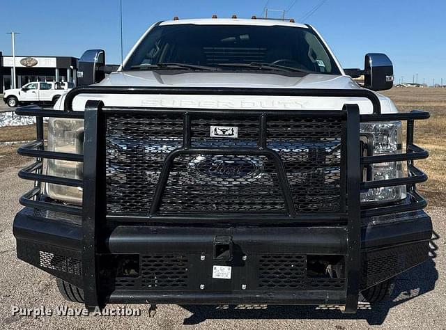 Image of Ford F-350 equipment image 1