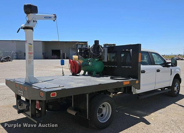 Image of Ford F-350 equipment image 4