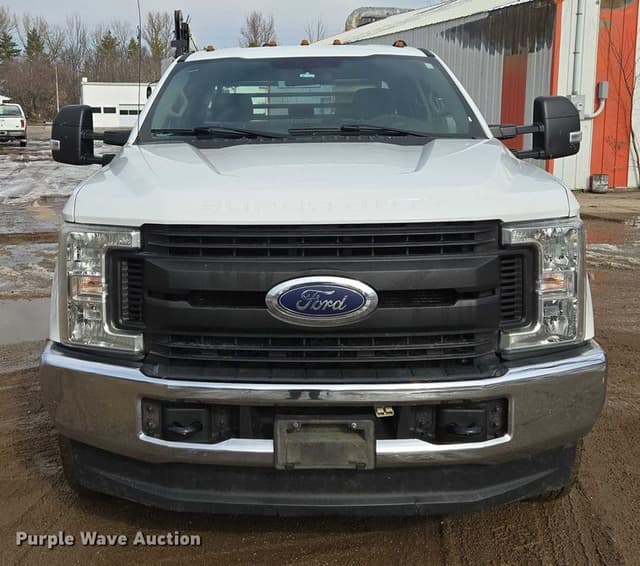 Image of Ford F-350 equipment image 1