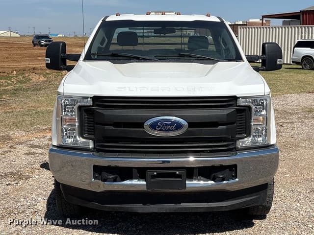 Image of Ford F-350 equipment image 1