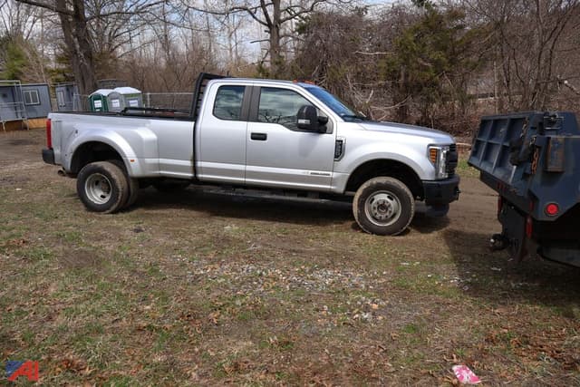 Image of Ford F-350 equipment image 2
