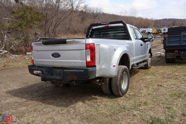 Image of Ford F-350 equipment image 3
