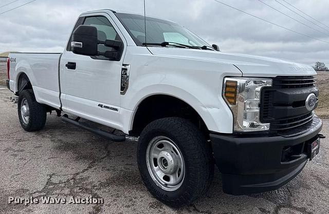 Image of Ford F-350 equipment image 2