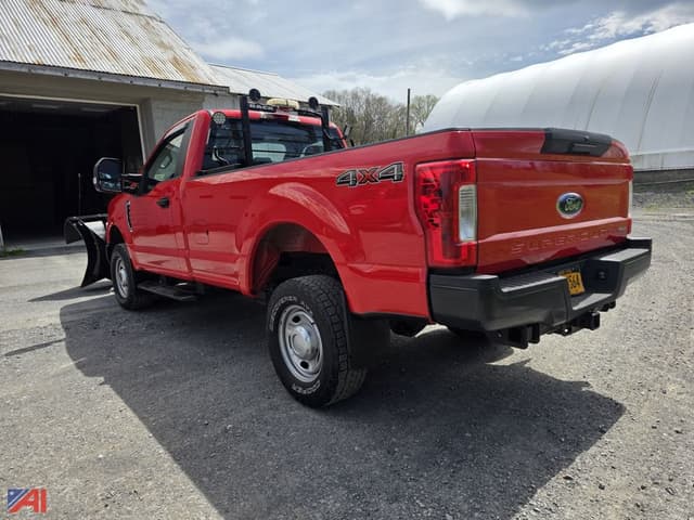 Image of Ford F-350 equipment image 2