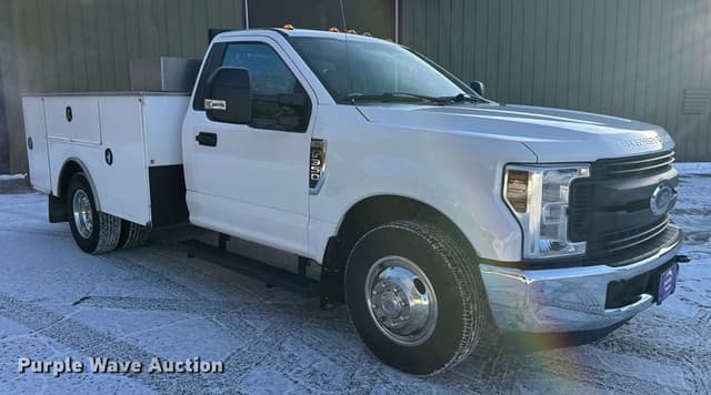 Image of Ford F-350 equipment image 2
