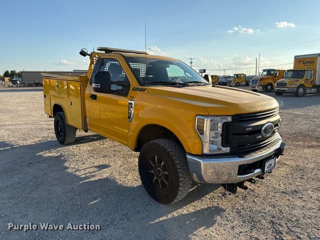 Image of Ford F-350 equipment image 2