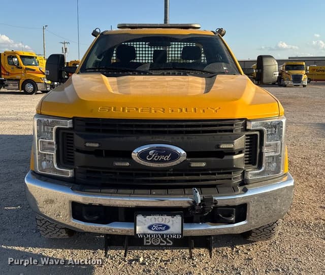Image of Ford F-350 equipment image 1