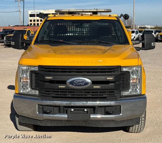 Image of Ford F-350 equipment image 1