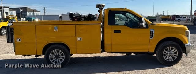 Image of Ford F-350 equipment image 3