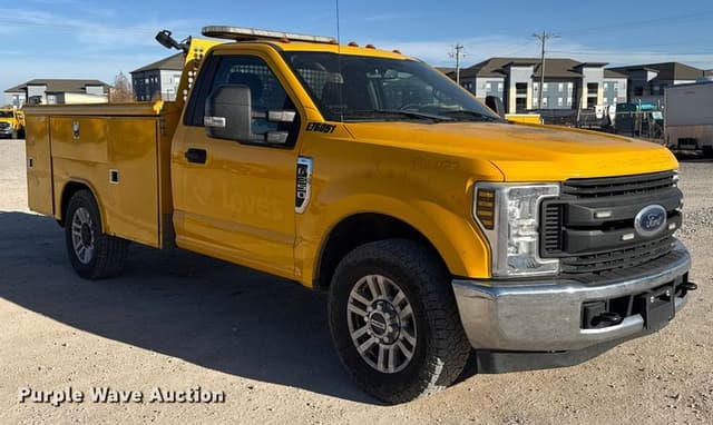 Image of Ford F-350 equipment image 2
