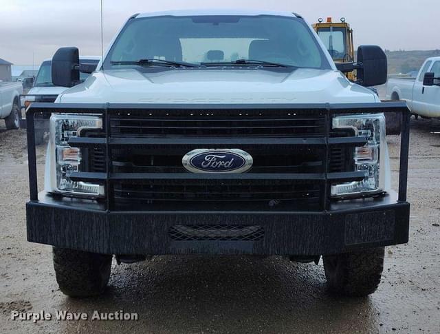 Image of Ford F-350 equipment image 1