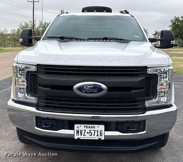 Image of Ford F-350 equipment image 1