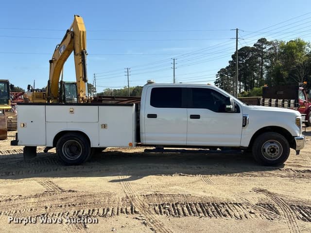 Image of Ford F-350 equipment image 3