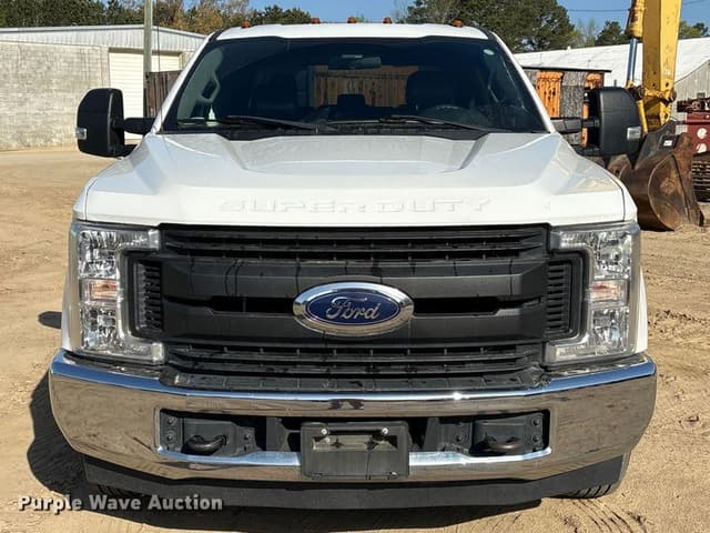 Image of Ford F-350 equipment image 1