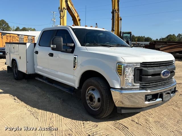 Image of Ford F-350 equipment image 2