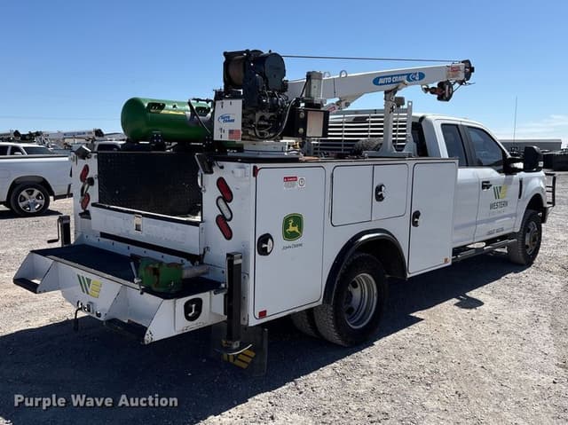 Image of Ford F-350 equipment image 4