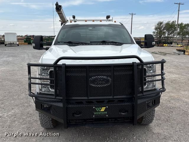 Image of Ford F-350 equipment image 1