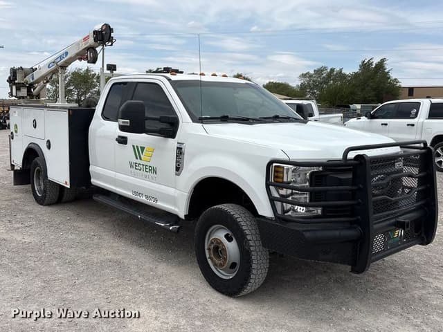 Image of Ford F-350 equipment image 2