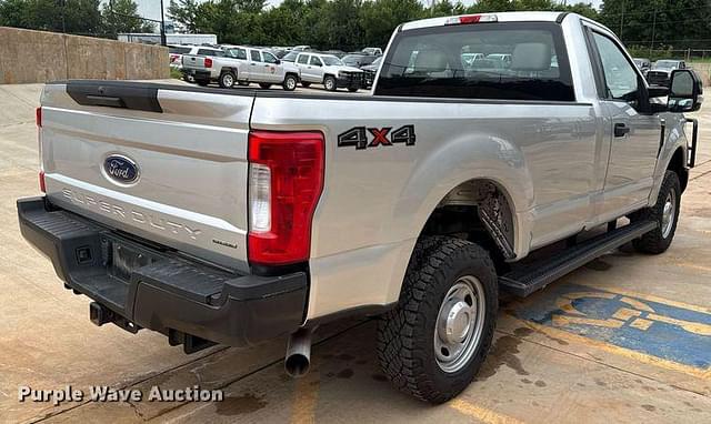 Image of Ford F-350 equipment image 4