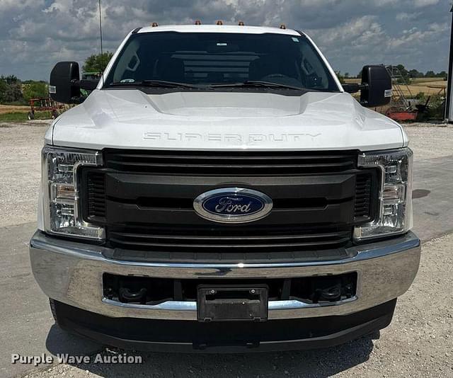Image of Ford F-350 equipment image 1