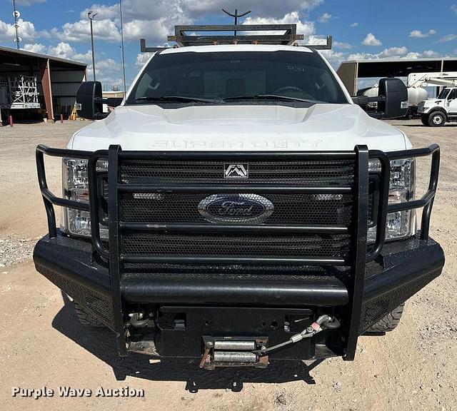 Image of Ford F-350 equipment image 1