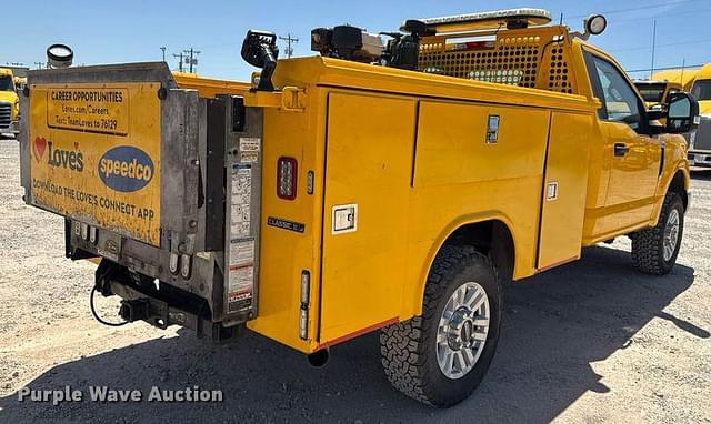 Image of Ford F-350 equipment image 4
