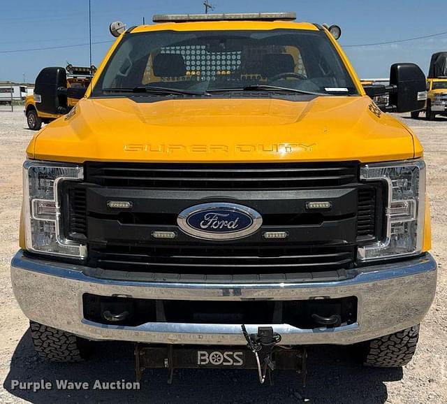 Image of Ford F-350 equipment image 1