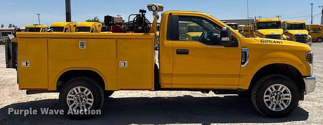 Image of Ford F-350 equipment image 3