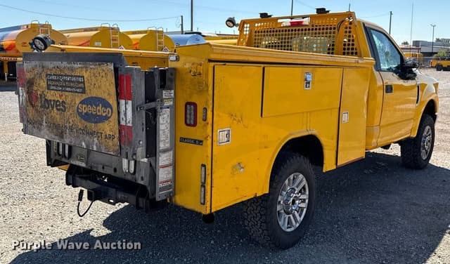 Image of Ford F-350 equipment image 4
